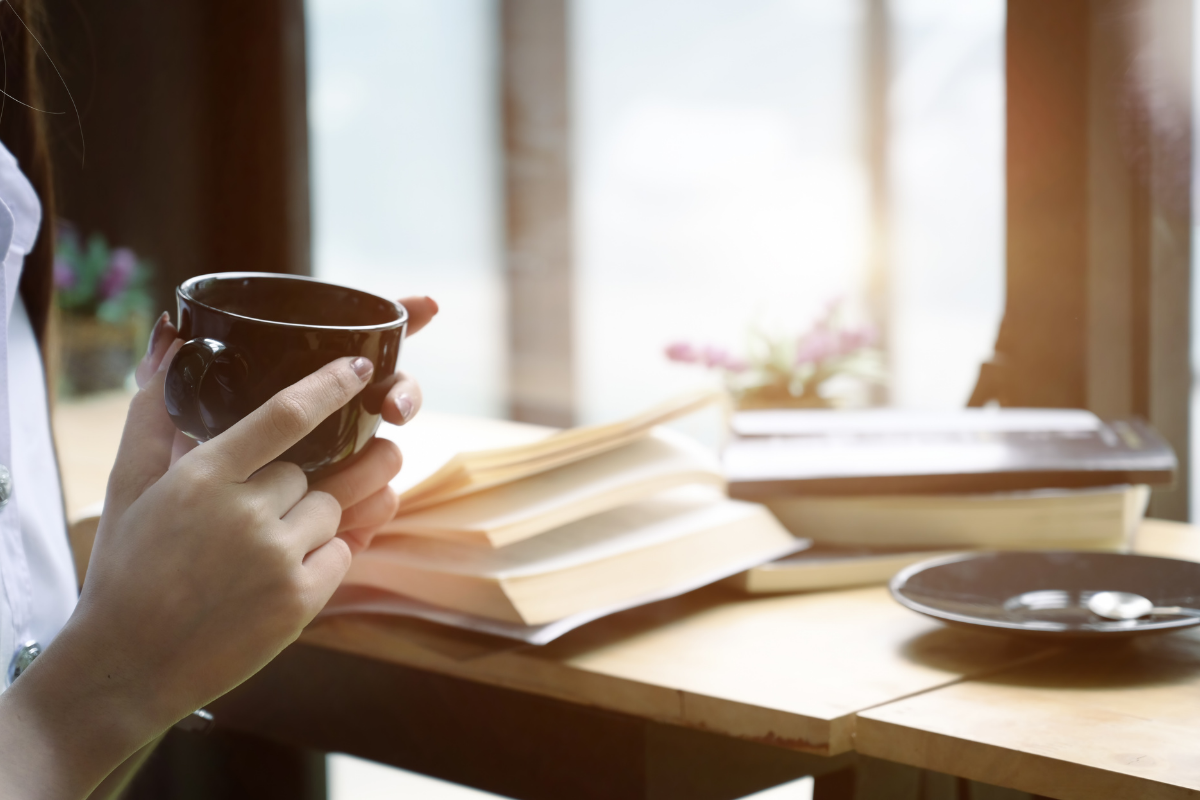 カフェでコーヒーを飲む女性